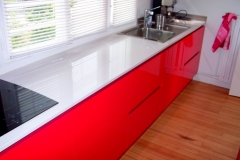 CUISINE LAQUEE BLANCHE ET ROUGE
