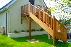 ESCALIER AVEC MAIN COURANTE BOIS