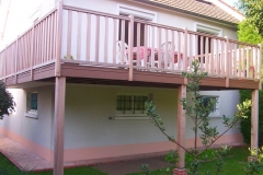 TERRASSE PILOTIS AVEC GARDE CORPS BOIS